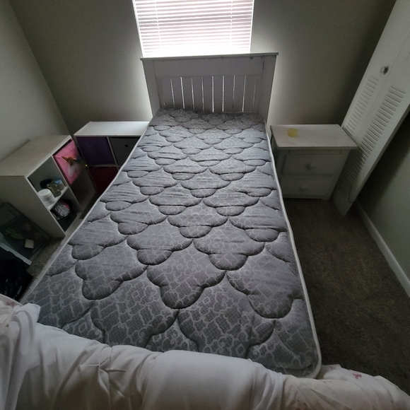 two twin plush twin beds with Mattress/boxspring, karaoke, toys, furniture &more - Picture 13 of 16